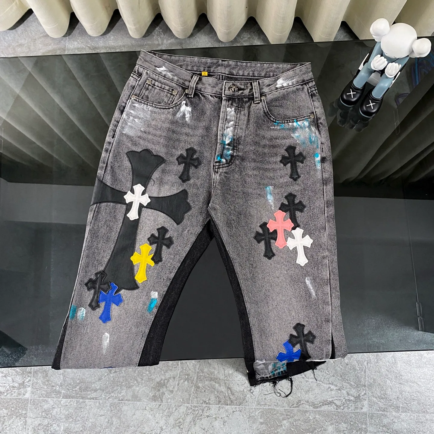 P330 CH Chromehearts colorful spliced ​​cross patch leather retro hand-painted splash-ink jeans, counter price 34W level, patch cross flower embellishment, washed jeans! ! An absolutely high-end luxury product, a 1.9W-level god-level single product, a super popular product, made by top heavy industry, a magic weapon that cannot be missed! [About Zangyin] This is an extremely luxurious fashion brand that can also be called the aristocracy of the high street. It has always been an exclusive brand for some hipsters or rich second generations. Compared with ordinary high streets, it is more luxurious and noble. Compared with luxury brands, it is more fashionable and individual. It has always been a brand that I have a special liking for. [Top heavy industry fashion design] Consistently high-street luxury style. Speaking of this style, the Zangyin family and GU family are definitely the leading representative brands. Especially the Zangyin family has really achieved a state-of-the-art effect in creating high-street style. The unique washed material is used to create this style. The color system is already quite eye-catching. After it is decorated with patchwork cross flowers, it cleverly highlights the charm of the brand. Secondly, this style uses classic The high-waist cutting design highlights the long legs and fashionable temperament of the upper body. The brand is highly recognizable and the slim fit configuration is more suitable for daily wear. It is a product that interprets personality, fashion, and specifications at a glance. This single product is enough to make any fan excited. It can be a white T-shirt for a youthful college style, or a tight suspender for a royal style. It has strong matching ability and can be easily controlled by men.  [Materials and craftsmanship] Needless to say, this point goes without saying. As an excellent craftsman brand, Zangyin’s requirements for details and craftsmanship are really perfect. The washed color of this model has gone through so many processes, not to mention the embellishment of denim appliques. It is also purely hand-made and sewn. Just like what they believe in, only hand-made things have soul and have the meaning of wear. A top-notch heavy-duty fashionable denim item, I look forward to your perfect interpretation! !  Color: black gray Size: 28-36